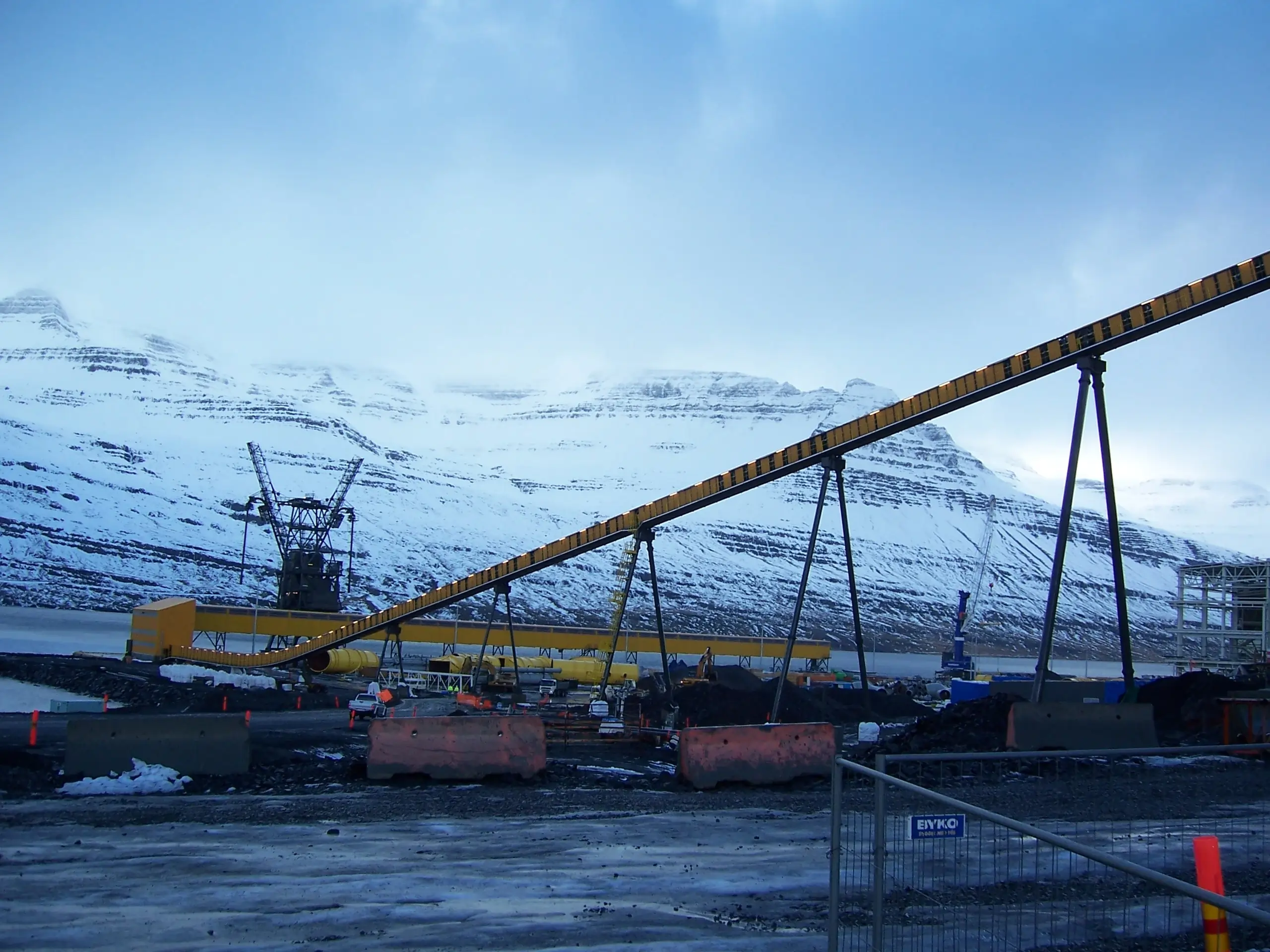 Bumatech stacking system for efficient handling of bulk materials with structural crane support