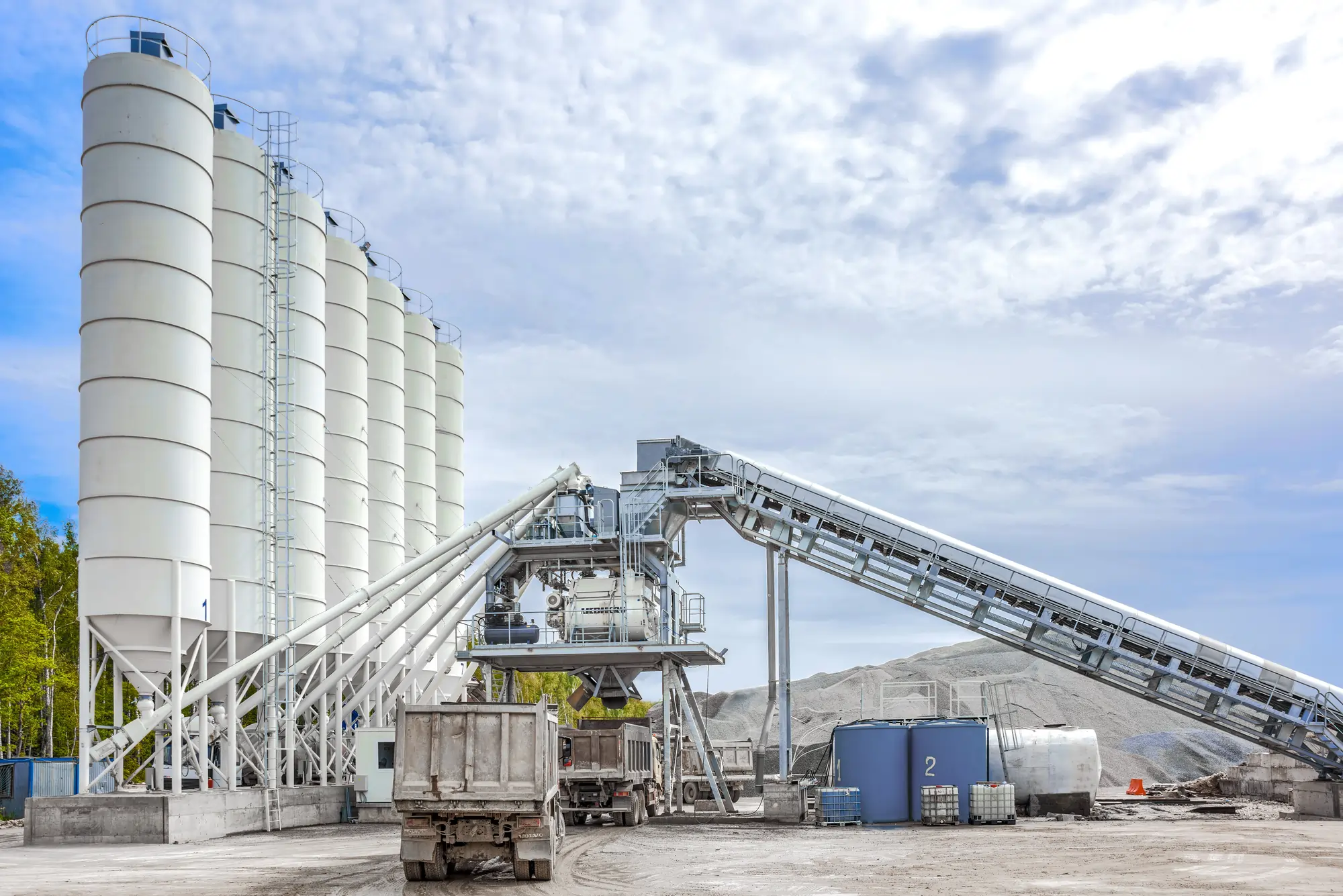 utomated Bumatech silos for industrial concrete storage and transfer